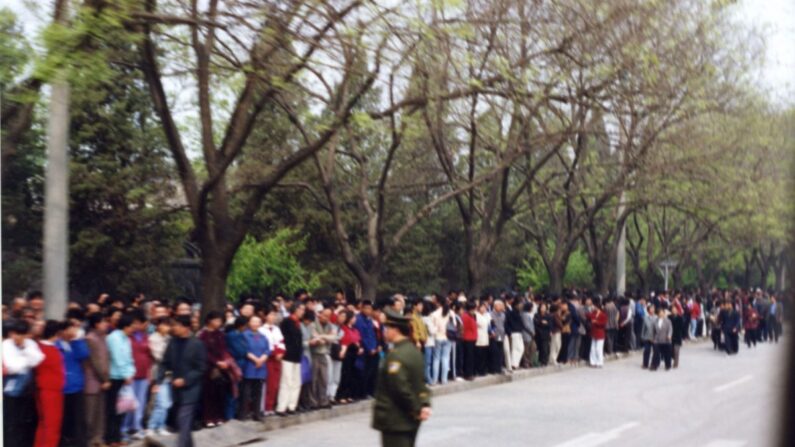 Practicantes de Falun Gong se reúnen cerca de Zhongnanhai para apelar pacíficamente a su libertad de creencia el 25 de abril de 1999. (Foto cortesía de Minghui.org)