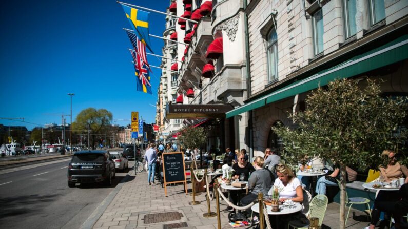 Un grupo de personas almuerza en un restaurante de Estocolmo, Suecia, el 22 de abril de 2020, durante la pandemia de COVID-19. (Jonathan Nackstrand/AFP vía Getty Images)