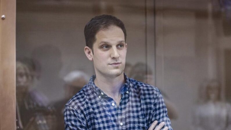 El periodista del Wall Street Journal, Evan Gershkovich, detenido por presunto espionaje, durante el juicio en su contra a puerta cerrada celebrado el 18 de abril de 2023 en Moscú, Rusia. (EFE/ Maxim Shipenkov)