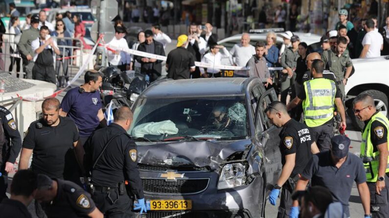 Las Fuerzas de Seguridad israelíes investigan el lugar del ataque con coche en el que resultaron heridos al menos 5 ciudadanos israelíes en Jerusalén, el 24 de abril de 2023. EFE/EPA/Abir Sultan 