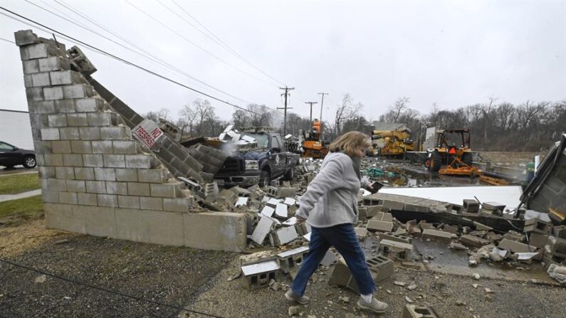 Imagen de archivo de una mujer pasa frente a un negocio destruido tras un tornado en Belvidere, Illinois (EE.UU.). EFE/EPA/Matt Barton
