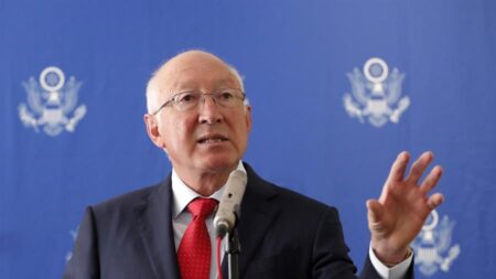 Ken Salazar niega que las armas que México confisca al crimen organizado sean del Ejército de EE. UU.