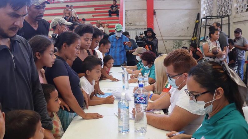 Personal del Instituto Nacional de Migración (INM), atiende a migrantes para realizar tramites migratorios, en Villa Comaltitlán, estado de Chiapas (México). EFE/Juan Manuel Blanco
