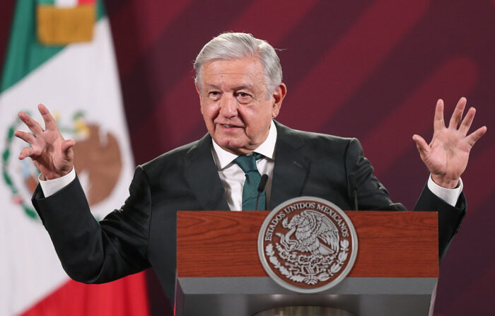El presidente mexicano, Andrés Manuel López Obrador, habla durante una rueda de prensa en el Palacio Nacional, en la Ciudad de México, México, el 4 de abril de 2023. EFE/ Isaac Esquivel