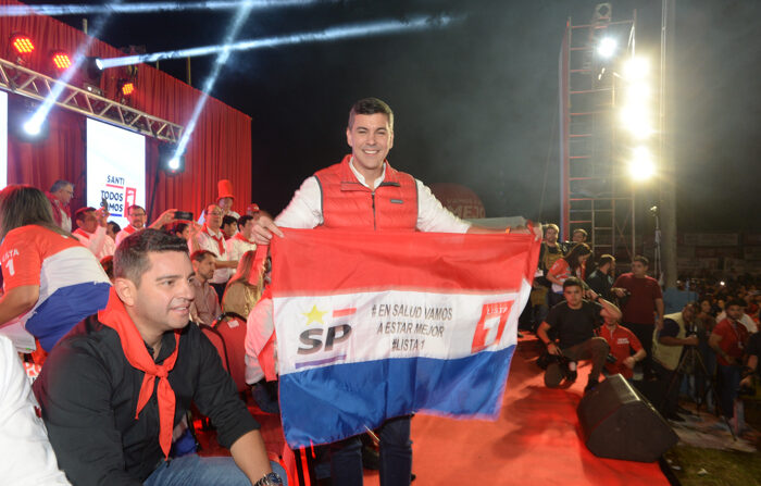 El candidato a la Presidencia de Paraguay por el Partido Colorado oficialista Santiago Peña Palacios sostiene la bandera de Paraguay durante el acto de cierre de su campaña, este 27 de abril de 2023, en la ciudad de Asunción, Paraguay. EFE/ Daniel Piris