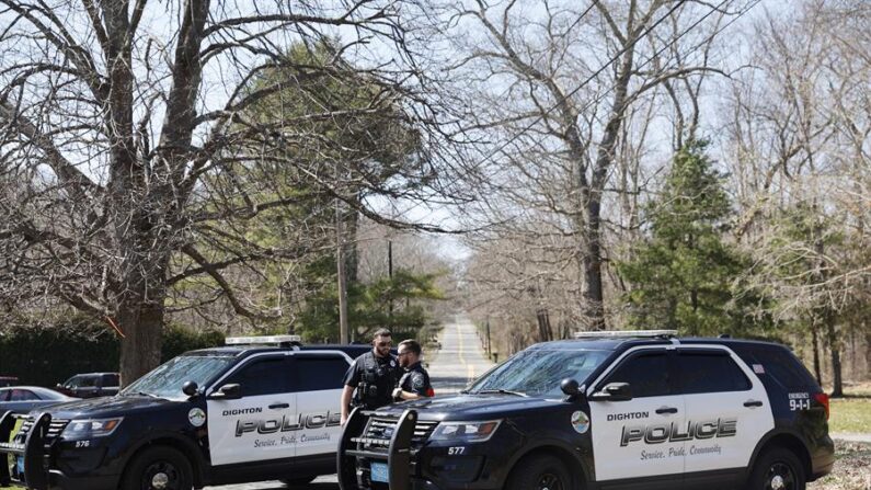 La Policía de Dighton bloquea la calle donde vive el sospechoso de filtrar documentos secretros de EE.UU., este 13 de abril de 2023, en Dighton, Massachusetts. EFE/Cj Gunther
