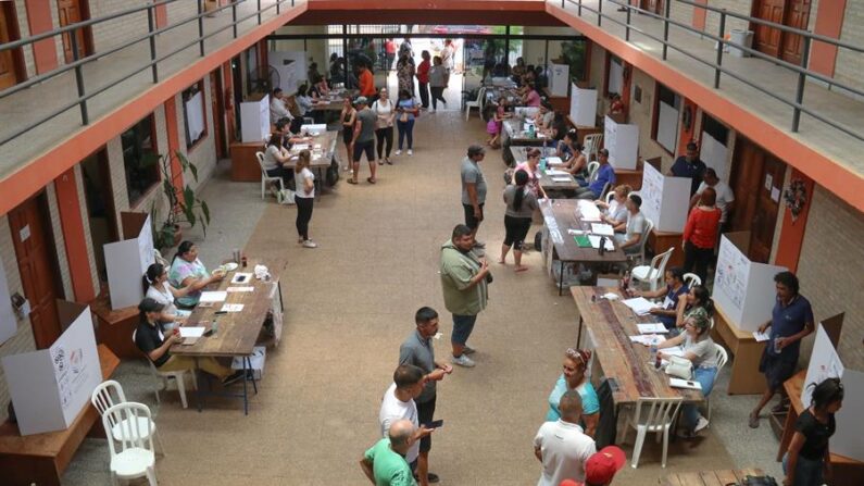 Personas participan en una jornada de votación para elegir los candidatos para los comicios de abril de 2023, en Asunción (Paraguay), en una fotografía de archivo. EFE/ Rubén Peña