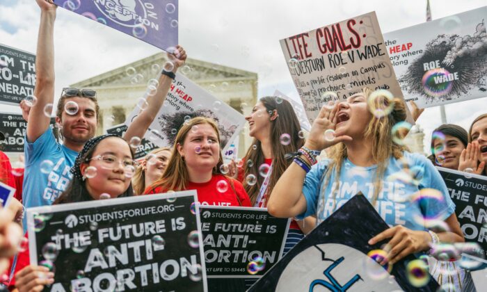 El 24 de junio de 2022, activistas provida celebran ante la Corte Suprema después de que el máximo tribunal decidiera eliminar el derecho federal al aborto y remitiera la ley del aborto a los estados para que decidan. (Brandon Bell/Getty Images)