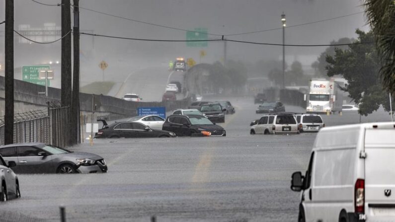 Vista de las lluvias causadas por una tormenta en Florida, en una fotografía de archivo. EFE/Cristóbal Herrera