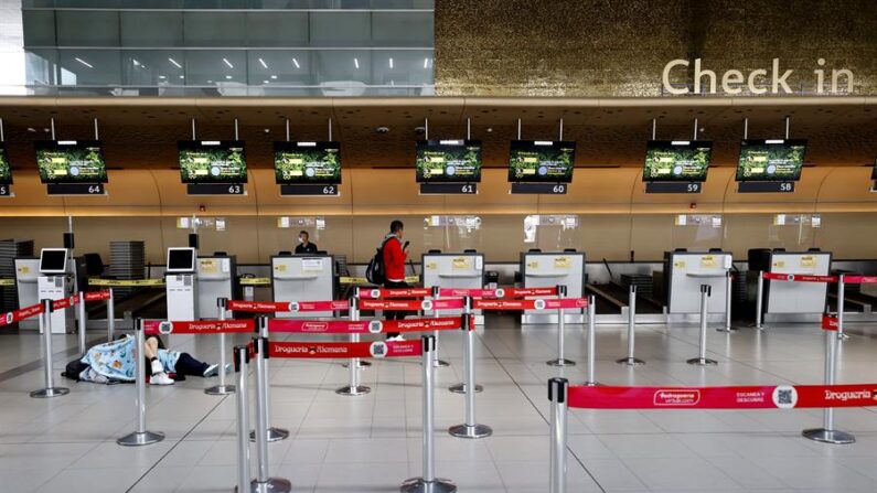 Personas esperan en el aeropuerto El Dorado de Bogotá (Colombia), en una fotografía de archivo. EFE/Mauricio Dueñas Castañeda