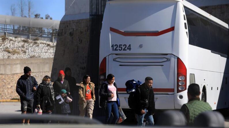 La Fiscalía General del Estado de San Luis Potosí (FGESLP), informó de dos detenidos en un operativo en el que se encontraron a 35 migrantes secuestrados, además de reportar muerto a uno de los dos chóferes que los transportaban. EFE/Luis Torres/Archivo