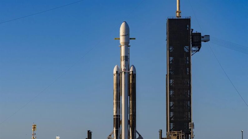 Fotografía cedida por SpaceX donde se aprecia el cohete Falcon que lleva la misión ViaSat-3 Americas instalado en la plataforma de lanzamiento LC-39A en Cabo Cañaveral, Florida. EFE/SpaceX