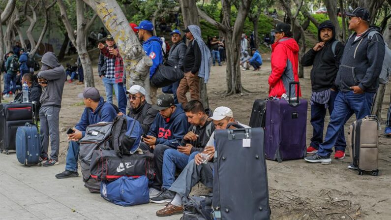 Grupo de jornaleros mexicanos a la espera de ingresar a Estados Unidos para trabajar en la recolección de cultivos, el 13 de abril de 2023 en la ciudad fronteriza de Tijuana, en Baja California (México). EFE/Joebeth Terriquez