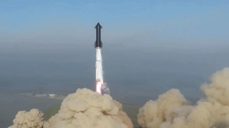 Fotograma cedido por SpaceX de la transmisión del lanzamiento del cohete Starship desde Boca Chica, Texas, el 20 de abril de 2023. (EFE/SpaceX)