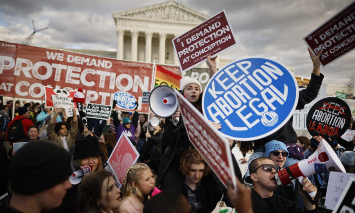 Activistas provida y proaborto se manifiestan durante la 50ª Marcha anual por la Vida frente al la Corte Suprema en Washington, el 20 de enero de 2023. (Chip Somodevilla/Getty Images)