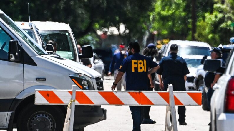 Un agente del FBI en el exterior de la Escuela Primaria Robb en Uvalde, Texas, el 25 de mayo de 2022. (Chandan Khanna/AFP vía Getty Images)
