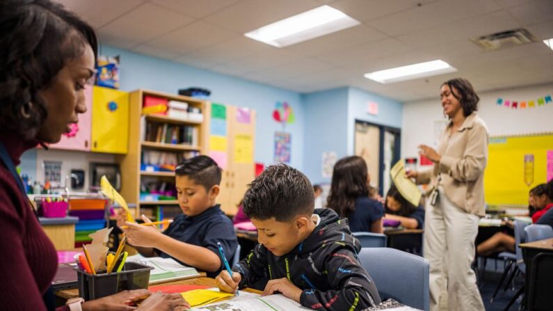 Un aula de la escuela primaria Nevitt, en Phoenix, Arizona, el 26 de octubre de 2022. (Olivier Touron/AFP vía Getty Images)