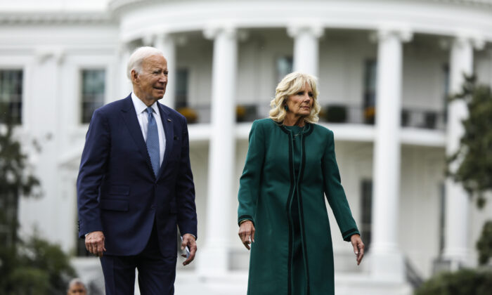 El presidente Joe Biden y la primera dama Jill Biden caminan por el Jardín Sur hacia una ceremonia de plantación de árboles para Dale Haney, el superintendente de los terrenos de la Casa Blanca, en Washington el 24 de octubre de 2022. (Anna Moneymaker/Getty Images)
