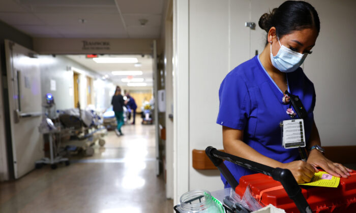 Un técnico de laboratorio trabaja en el Departamento de Urgencias del Centro Médico Providence St. Mary en Apple Valley, California, el 11 de marzo de 2022. (Mario Tama/Getty Images)