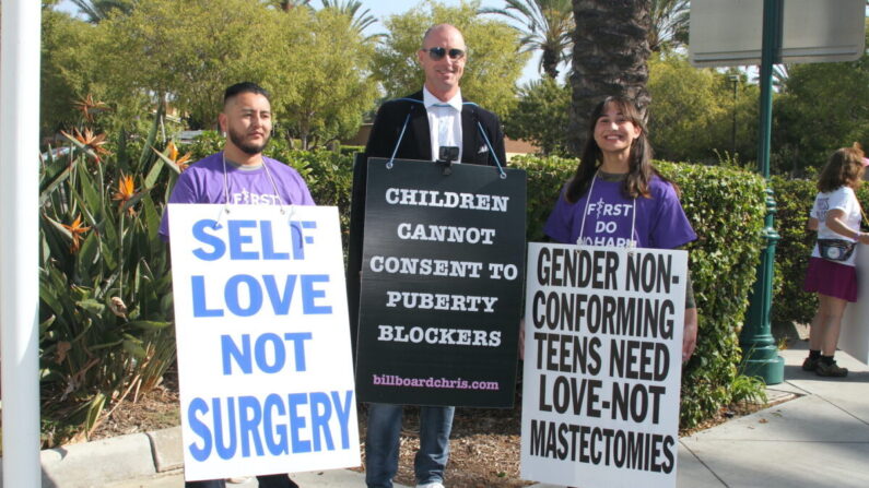 (De izquierda a derecha) Abel Garcia, que antes se identificaba como mujer transgénero; Billboard Chris; y Chloe Cole, que antes se identificaba como hombre transgénero, participan en una manifestación contra los tratamientos transgénero en Anaheim, California, el 8 de octubre de 2022. (Brad Jones/The Epoch Times)