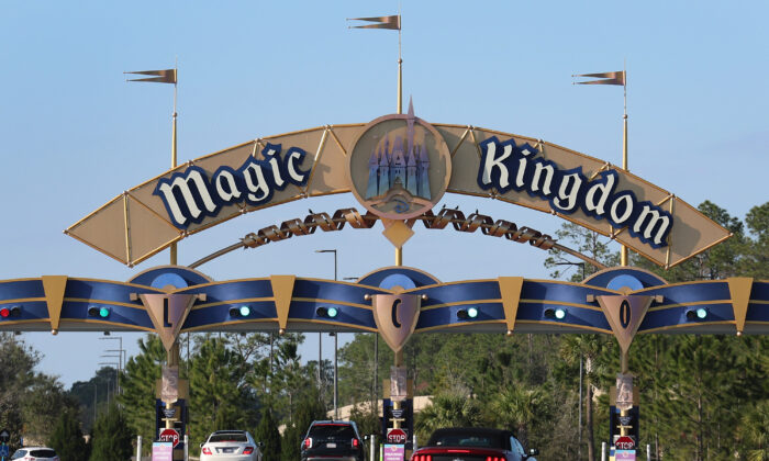 Una entrada a Walt Disney World en Orlando, Florida, el 8 de febrero de 2023. El gobernador de Florida, Ron DeSantis, y el distrito especial que gobierna la propiedad continúan sus esfuerzos para poner a Disney bajo control estatal. (Joe Raedle/Getty Images)
