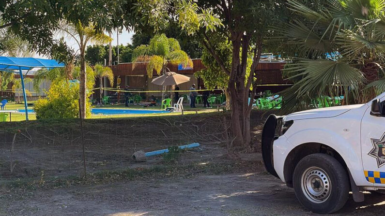 Agentes periciales inspeccionan una escena del crimen donde fueron asesinadas siete personas el 16 de abril de 2023 en un balneario del municipio de Cortazar, en Guanajuato (México). EFE/ Str