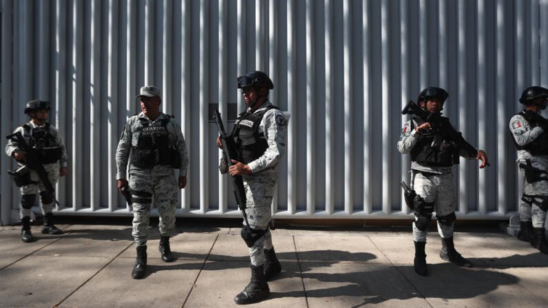 Fotografía de archivo del 5 de enero de 2023, donde se observa a elementos de la Guardia Nacional custodiando las instalaciones de a de la Fiscalía Especializada en materia de Delincuencia Organizada (Femdo), en la Ciudad de México (México). EFE/ Sáshenka Gutiérrez