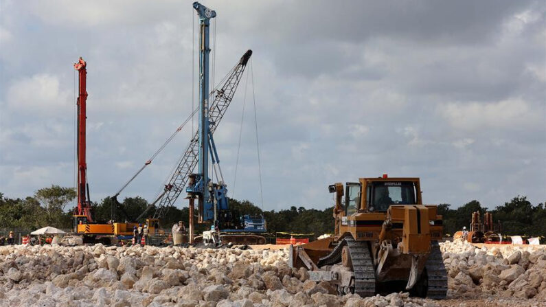 Trabajadores laboran en la construcción del tramo 4 del Tren Maya en el libramiento Playa del Carmen, Quintana Roo (México). Imagen de archivo. EFE/Alonso Cupul