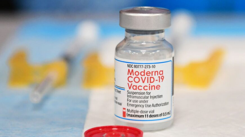 Un vial de la vacuna contra COVID-19 de Moderna en Los Ángeles el 15 de diciembre de 2021. (Frederic J. Brown/AFP vía Getty Images)