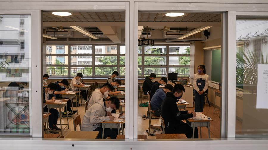El "patriotismo" impuesto por China causa éxodo de profesores en Hong Kong