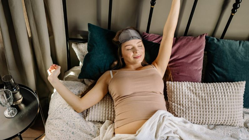 Mantener unos hábitos de vida diarios regulares puede ayudar a regular los nervios autónomos y mejorar los síntomas del insomnio.(Pexels/Yan Krukau) 