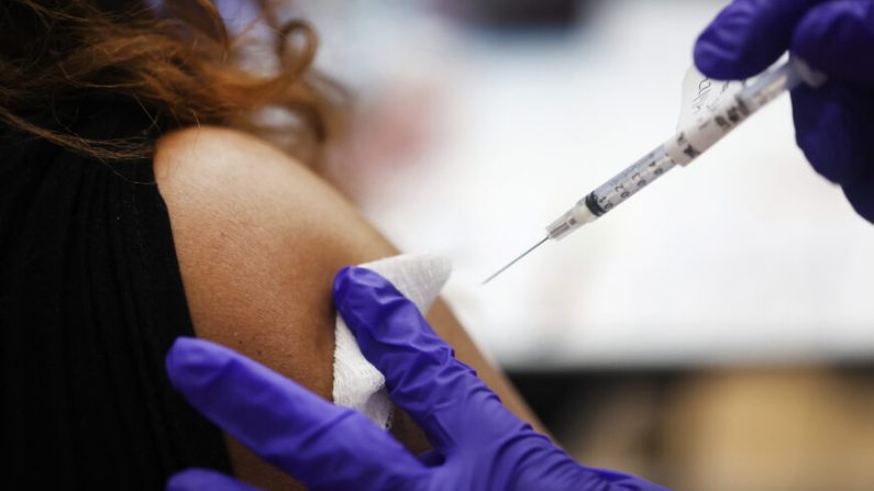 Una enfermera administra un refuerzo de la vacuna contra COVID-19 a una persona en un hospital de Hines, Illinois, el 1 de abril de 2022. (Scott Olson/Getty Images)