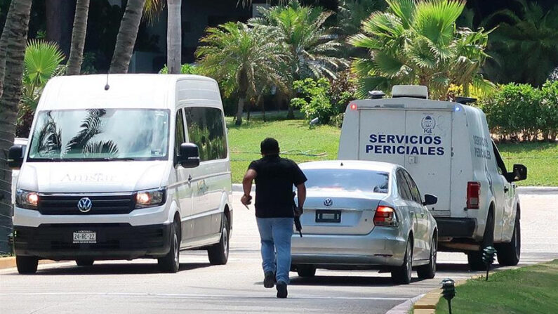 Agentes forenses se presentan en el lugar donde un tiroteo que dejó tres personas muertas, el 3 de abril de 2023, en la playa de un hotel del balneario de Cancún, Quintana Roo (México). EFE/ Alonso Cupul