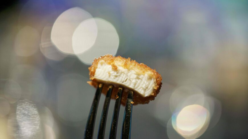 Un nugget hecho de carne de pollo cultivada en laboratorio se ve durante una presentación a los medios el 22 de diciembre de 2020 en Singapur, el primer país en permitir la venta de carne creada sin sacrificar a ningún animal. (Nicholas Yeo/Getty Images)