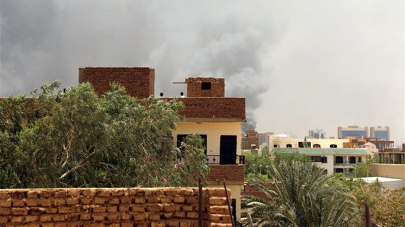 Cortinas de humo en un edificio de Jartum, por los combates entre el ejército y los paramilitares rebeldes. EFE/EPA/Mohnd Awad