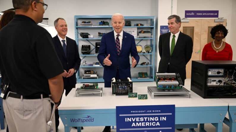 El presidente estadounidense Joe Biden visita Wolfspeed, un fabricante de semiconductores, en Durham, Carolina del Norte (EE.UU.), el 28 de marzo de 2023. (Jim Wason/AFP vía Getty Images)