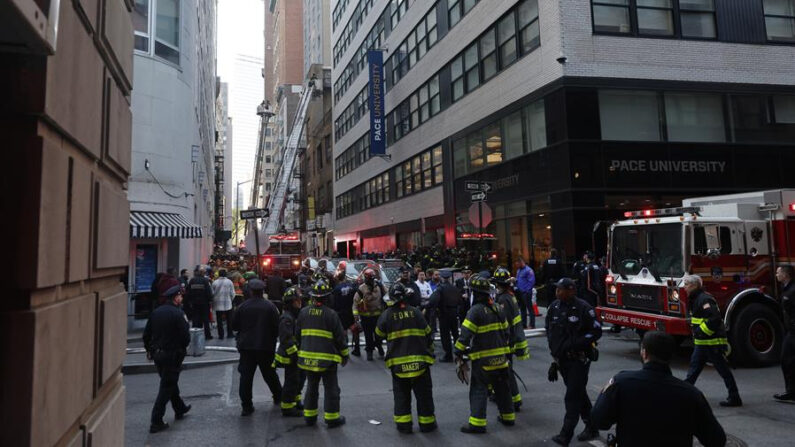 Equipos de bomberos  atienden una emergencia en una imagen de archivo en la ciudad de Nueva York, N.Y., EE.UU. (EFE/Justin Lane)