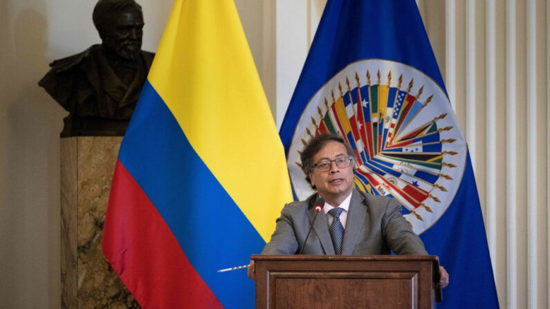 El presidente colombiano Gustavo Petro habla en la sede de la Organización de Estados Americanos en Washington, DC, el 19 de abril de 2023. (Brendan Smialowski/AFP vía Getty Images)