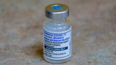 CDC simplifican directrices de vacuna contra COVID y ofrecen a adultos de alto riesgo refuerzo adicional