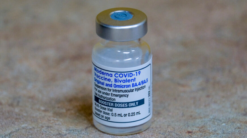 Un vial de la vacuna Moderna contra COVID-19, Bivalente, en la clínica AltaMed Medical de Los Ángeles, California, el 6 de octubre de 2022. (Ringo Chiu/AFP vía Getty Images)