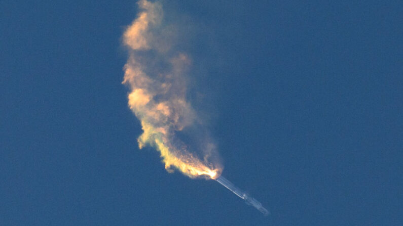 La nave SpaceX Starship maniobra para la separación de la segunda etapa tras el lanzamiento de un vuelo de prueba desde la base estelar de Boca Chica, Texas, el 20 de abril de 2023. (Patrick T. Fallon/AFP vía Getty Images)