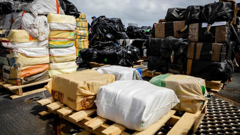 Fotografía de archivo que muestra algunos fardos de un cargamento de 30 toneladas métricas de cocaína y marihuana incautado por la Guardia Costera de Estados Unidos. EFE/Eva Marie Uzgategui
