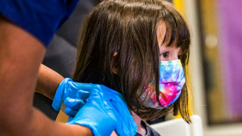 Niña de 5 años recibe la vacuna contra COVID-19 de Pfizer el 8 de noviembre de 2021. (Michael M. Santiago/Getty Images)