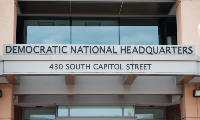 La sede del Comité Nacional Demócrata (DNC) en Washington, el 22 de agosto de 2018, luego de que reportajes indicaran que el DNC notificó al FBI sobre un intento de hackers de infiltrarse en la base de datos de votantes de la organización. (Saul Loeb/AFP vía Getty Images)