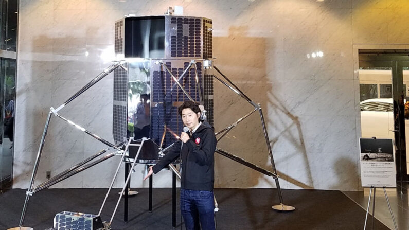 Takeshi Hakamada, CEO de la firma japonesa ispace, ofrece una rueda de prensa para explicar sobre el módulo de aterrizaje lunar y el rover ipsace de su programa lunar HAKUTO-R en Tokio el 26 de septiembre de 2018. (Natsuko Fukue/AFP vía Getty Images)