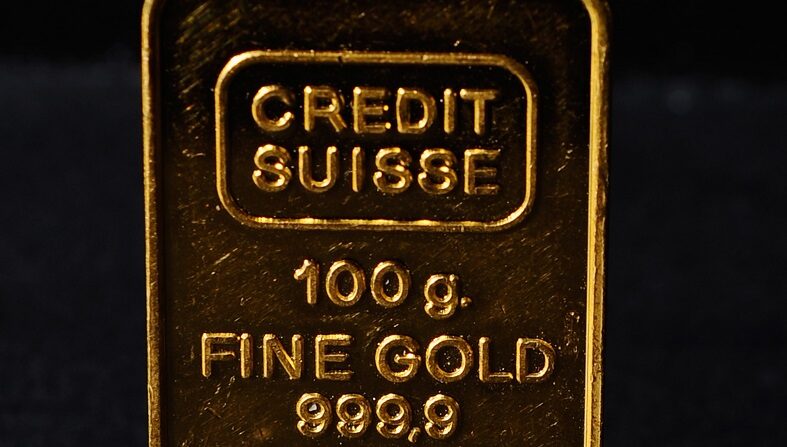  Un lingote de oro se expone para su venta el 9 de noviembre de 2010 en Los Ángeles, California. (Kevork Djansezian/Getty Images)