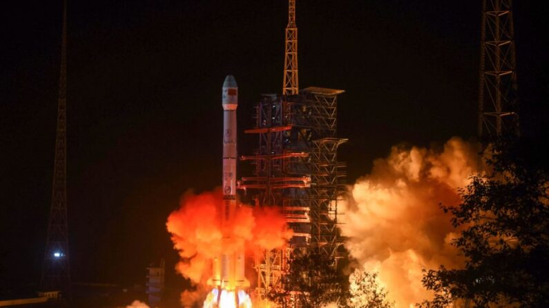Un cohete Long March 3B despega del centro de lanzamiento de Xichang en Xichang, en la provincia suroccidental china de Sichuan, a primera hora del 8 de diciembre de 2018. ( STR/AFP vía Getty Images)