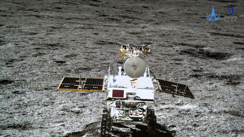 El vehículo lunar Yutu-2, tomado por la sonda lunar Chang'e-4 en la cara oculta de la Luna el 11 de enero de 2019. China buscará establecer una base lunar internacional algún día, posiblemente utilizando tecnología de impresión 3D para construir instalaciones, dijo la agencia espacial china el 14 de enero de 2019, semanas después de aterrizar el rover en la cara oculta de la Luna. (Administración Espacial Nacional de China/AFP vía Getty Images)