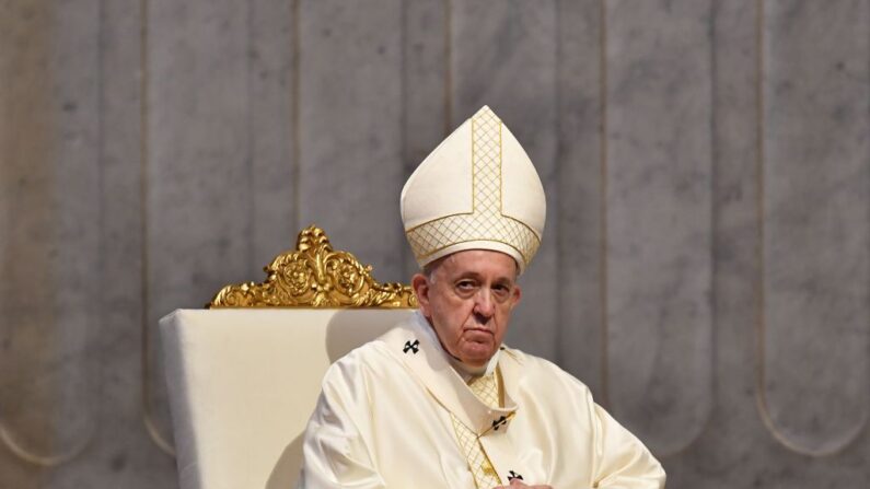 El Papa Francisco preside una Santa Misa en la Solemnidad del Santísimo Cuerpo y Sangre de Cristo, el 14 de junio de 2020 en la Basílica de San Pedro en El Vaticano. (TIZIANA FABI/AFP vía Getty Images)