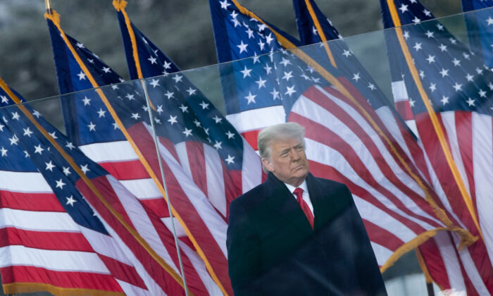 El presidente Donald Trump se dirige a sus seguidores desde The Ellipse, cerca de la Casa Blanca, en Washington, el 6 de enero de 2021. (Brendan Smialowski/AFP vía Getty Images)
